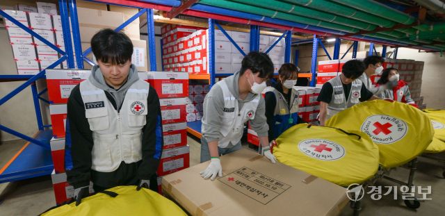 27일 오후 대한적십자사 경기도지사 구호창고에서 관계자들이 영남권 대형 산불로 피해를 입은 이재민에게 지원할 재난용 쉘터를 옮기고 있다. 이번 쉘터 100세트는 경북 영덕군민운동장으로 전달된다. 대한적십자사 경기도지사 관계자는 ‘앞으로도 지원 요청이 올 경우 가용 가능한 물품을 지원하겠다’고 밝혔다. 윤원규기자