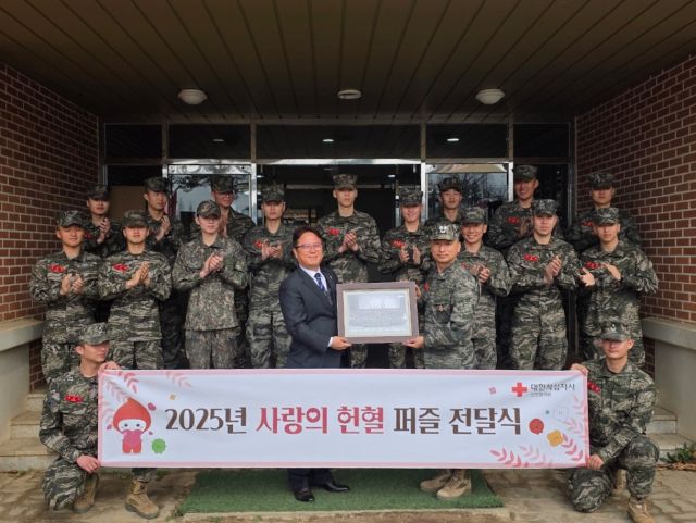 해병대 2사단 백호여단 코뿔소대대 대원들이 27일 사랑의 헌혈 퍼즐 전달식에 참여, 기념촬영을 하고 있다. 인천혈액원 제공