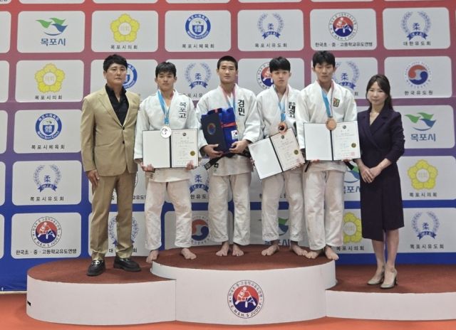 남고부 55㎏급 1위 조연우와 체급 입상자들이 기념촬영을 하고 있다.경민고 제공