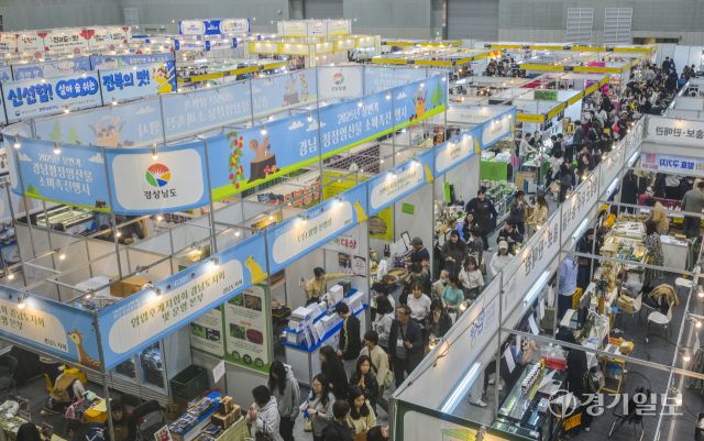 27일 오전 '2025 수원 메가쇼'가 열린 수원컨벤션센터를 찾은 시민들이 다양한 먹거리를 둘러보고 있다. 오는 30일까지 열리는 이번 행사에서는 전국에서 생산된 먹거리와 생필품을 만나볼 수 있다. 윤원규기자