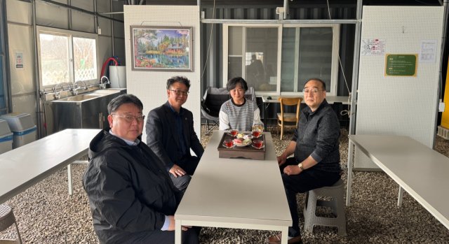 이순학 인천시의원이 인천 농촌교육농장을 직접 찾아 관계자들과 대화를 나누고 있다. 이순학 의원 제공