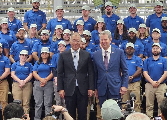 정의선 현대차그룹 회장과 브라이언 캠프 조지아주 주지사가 26일(현지시간) 미국 조지아주 엘라벨에서 열린 '현대자동차그룹 메타플랜트 아메리카'(HMGMA)의 준공식에서 포즈를 취하고 있다. 연합뉴스