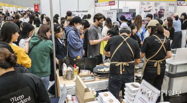 27일 오전 '2025 수원 메가쇼'가 열린 수원컨벤션센터를 찾은 시민들이 다양한 먹거리를 둘러보고 있다. 오는 30일까지 열리는 이번 행사에서는 전국에서 생산된 먹거리와 생필품을 만나볼 수 있다. 윤원규기자