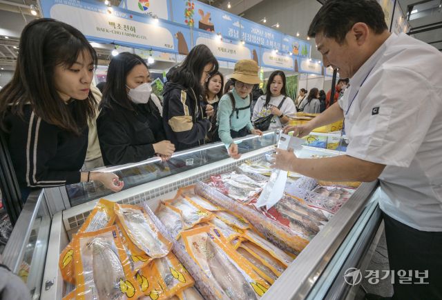 27일 오전 '2025 수원 메가쇼'가 열린 수원컨벤션센터를 찾은 시민들이 다양한 먹거리를 둘러보고 있다. 오는 30일까지 열리는 이번 행사에서는 전국에서 생산된 먹거리와 생필품을 만나볼 수 있다. 윤원규기자