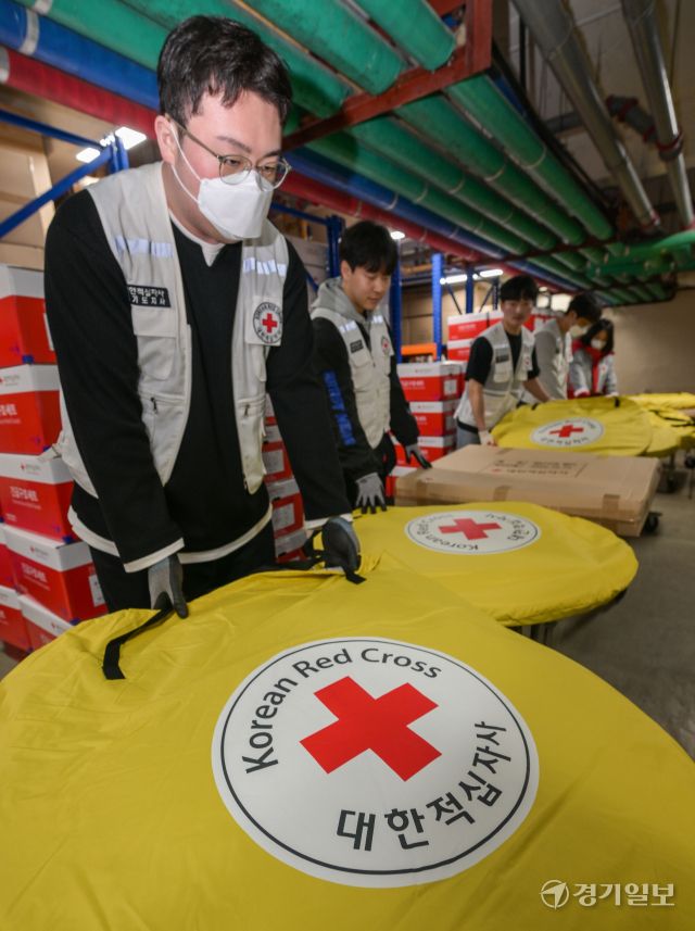 27일 오후 대한적십자사 경기도지사 구호창고에서 관계자들이 영남권 대형 산불로 피해를 입은 이재민에게 지원할 재난용 쉘터를 옮기고 있다. 이번 쉘터 100세트는 경북 영덕군민운동장으로 전달된다. 대한적십자사 경기도지사 관계자는 ‘앞으로도 지원 요청이 올 경우 가용 가능한 물품을 지원하겠다’고 밝혔다. 윤원규기자