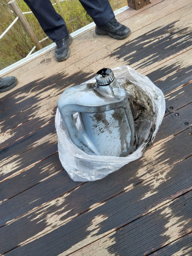 화성시 비봉면 태행산 정상 데크 화재현장에서 수거된 플라스틱 통. 화성소방서 제공