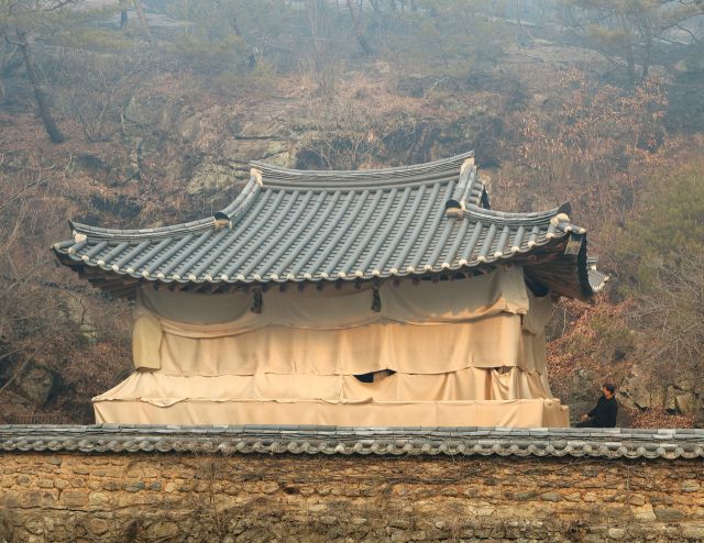 26일 오전 경북 안동시 길안면 만휴정에 방염포가 덮여 있다. 전날 소실된 것으로 추정됐던 만휴정은 방염포 덕분에 다행히 큰 피해를 보지 않았다. 연합뉴스
