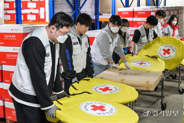 27일 오후 대한적십자사 경기도지사 구호창고에서 관계자들이 영남권 대형 산불로 피해를 입은 이재민에게 지원할 재난용 쉘터를 옮기고 있다. 이번 쉘터 100세트는 경북 영덕군민운동장으로 전달된다. 대한적십자사 경기도지사 관계자는 ‘앞으로도 지원 요청이 올 경우 가용 가능한 물품을 지원하겠다’고 밝혔다. 윤원규기자