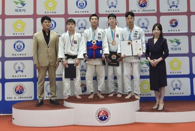 남고부 60㎏급서 우승한 김동준(가운데)이 시상식 후 기념촬영을 하고 있다.경민고 제공