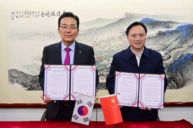 지난 1월 이재호 연수구청장과 링샹첸 친화이구청장이 교류의향서를 체결한 뒤 기념 촬영을 하고 있다. 연수구 제공