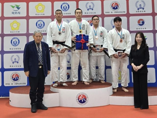 남고부 100㎏급서 첫 우승을 차지한 차서율(뒷줄 왼쪽 2번째)이 시상식 후 다른 입상자들과 기념촬영을 하고 있다.경민고 제공