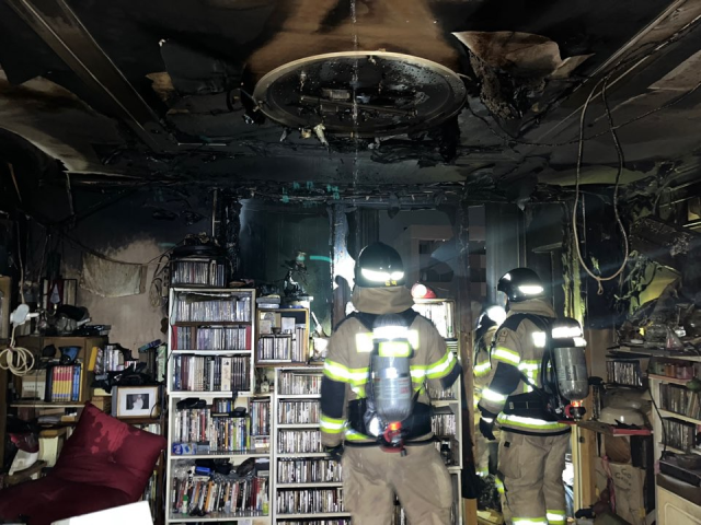 28일 오전 인천 부평구 한 20층짜리 아파트 18층에서 불이 났다. 사진은 현장 모습. 인천소방본부 제공