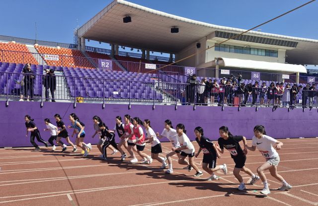 여중 800m 선수들이 스타트를 하고 있다. 최원재기자