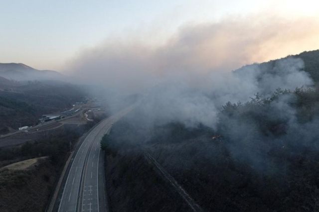 29일 경북 안동시 남후면 고하리 인근ㅇ서 산불이 재발화해 연기가 나고 있다. 연합뉴스
