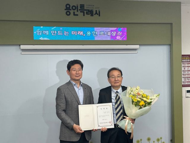 이은국 신임 용인시정연구원장(오른쪽)이 이상일 용인특례시장으로부터 임명장을 받고 있다. 용인시정연구원 제공