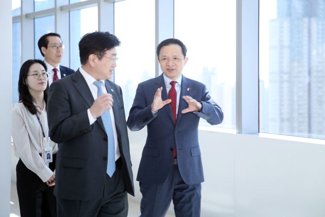 28일 다이 빙 주한 중국대사(오른쪽)이 인천경제청 G타워 전망대에서 윤원석 경제청장과 이야기를 나누고 있다. 인천경제청 제공