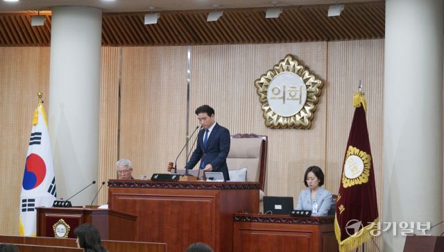28일 열린 제292회 고양시의회 임시회 마지막 날 본회의에서 김운남 의장이 개회선언을 하고 있다. 신진욱기자