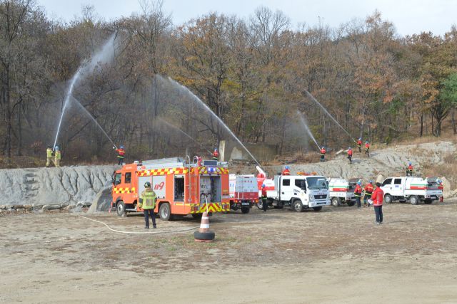 강화군 산불 전문 예방진화대와 소방 당국이 산불 진압 훈련을 하고 있다. 군 제공