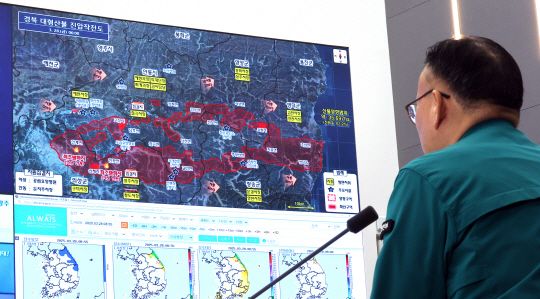 이한경 재난안전관리본부장이 28일 정부세종청사 중앙재난안전상황실에서 열린 울산·경북·경남 산불 대응 중앙재난안전대책본부 7차 회의를 진행하고 있다. 연합뉴스