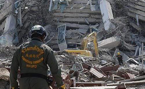 28일(현지시간) 강진으로 무너진 태국의 건물. 연합뉴스