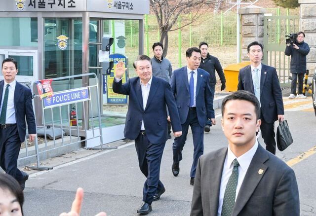 지난 8일 서울구치소를 나서며 지지자에게 인사하는 윤석열 대통령. 윤원규기자
