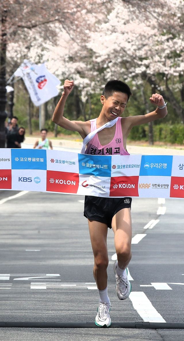 경기체고의 마지막 주자 백서준이 제41회 코오롱 구간마라톤대회 남고부에서 1위로 골인하고 있다.조선일보 제공
