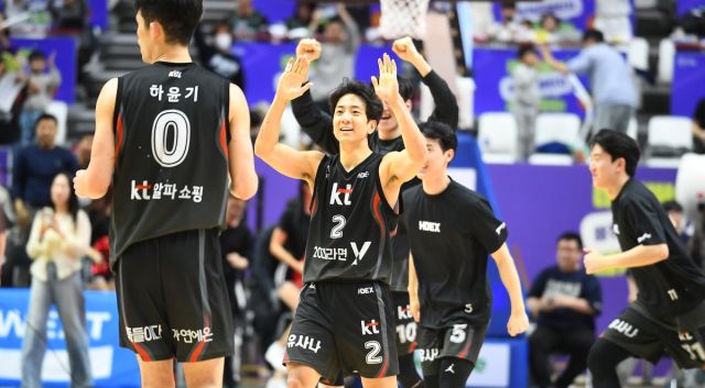 29일 원주 DB와의 홈경기서 승리한 허훈(2번) 등 KT 소닉붐 선수들이 승리가 확정된 순간 환호하고 있다.KBL 제공