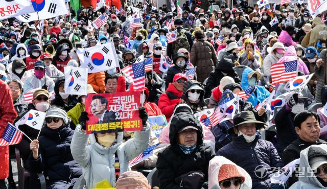 29일 오후 서울 동화면세점 인근에서 열린 윤 대통령 탄핵 반대 집회에서 참석자들이 구호를 외치고 있다. 윤원규기자