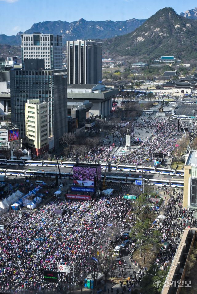 29일 오후 서울 동화면세점 인근에서 열린 윤 대통령 탄핵 반대 집회에서 참석자들이 구호를 외치고 있다. 윤원규기자