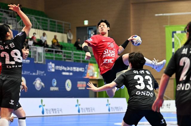 29일 삼척시민체육관에서 열린 경남개발공사와의 핸드볼 H리그 여자부 경기서 광명 SK 슈가글라이더즈 유소정이 점프슛을 하고 있다.한국핸드볼연맹 제공