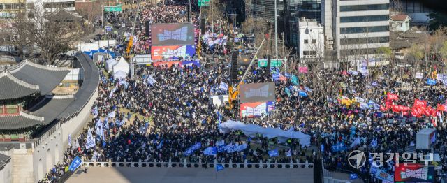 29일 오후 서울 광화문 동십자각 인근에서 열린 윤 대통령 탄핵 찬성 집회에서 참석자들이 구호를 외치고 있다.