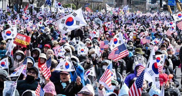 29일 오후 서울 동화면세점 인근에서 열린 윤 대통령 탄핵 반대 집회에서 참석자들이 구호를 외치고 있다. 윤원규기자