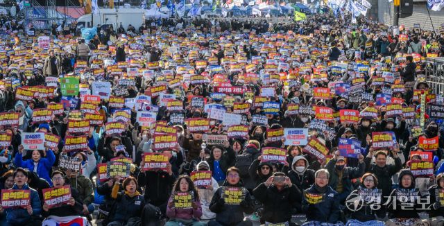 29일 오후 서울 광화문 동십자각 인근에서 열린 윤 대통령 탄핵 찬성 집회에서 참석자들이 구호를 외치고 있다.