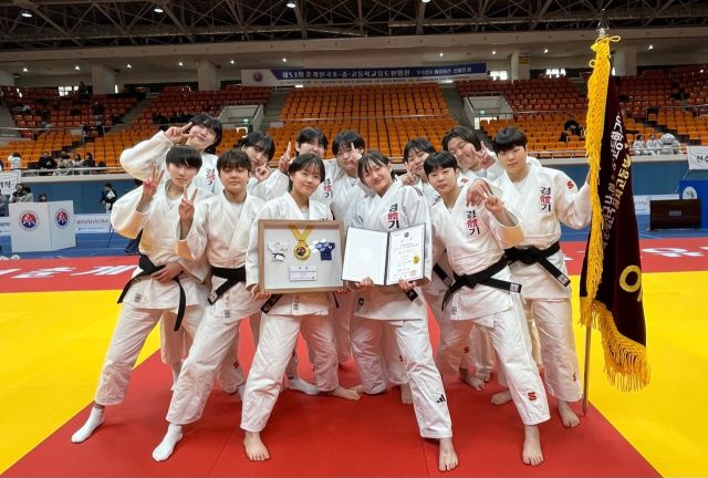 제53회 춘계전국초·중·고유도연맹전에서 3년 만에 여고부 단체전 패권을 탈환한 경기체고 선수들이 세리머니를 펼치고 있다.경기체고 제공