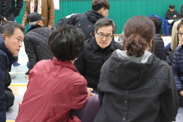 29일 오후 김동연 경기도지사가 경북지역 산불 피해 이재민 대피소를 방문해 이재민을 위로하고 있다. 경기도 제공