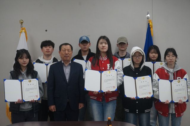 수원범피 관계자들과 경기대 경찰행정학과 동아리 ‘또바기’ 소속 학생들이 대학생봉사단 위촉식을 열고 기념촬영을 하고 있다. 수원지역범죄피해자지원센터 제공