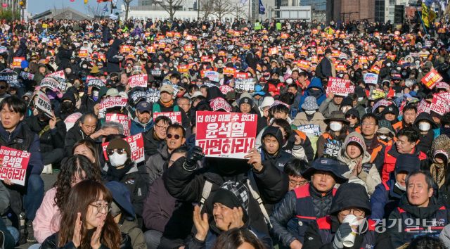 29일 오후 서울 광화문 동십자각 인근에서 열린 윤 대통령 탄핵 찬성 집회에서 참석자들이 구호를 외치고 있다.