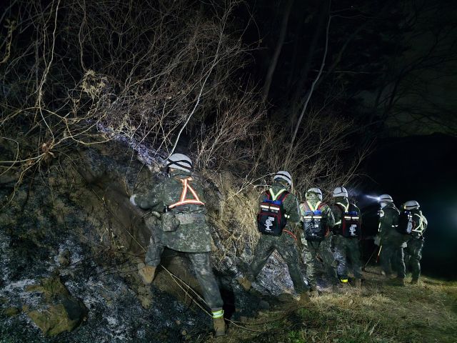 야간 산청 산불 진화에 투입된 육군 39사단 장병들. 연합뉴스