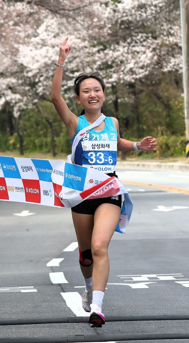 제41회 코오롱 구간마라톤대회 여고부에서 경기체고의 최종 주자 이지민이 1위로 골인하며 환호하고 있다.조선일보 제공