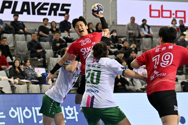 3일 서울 SK핸드볼경기장에서 열린 부산시설공단과의 여자부 2라운드 최종전서 광명 SK 슈가글라이더즈 유소정이 상대 수비를 뚫고 슛을 쏘고 있다.한국핸드볼연맹 제공