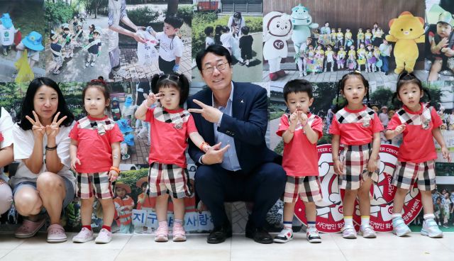 정명근 화성특례시장이 화성특례시 향남읍 화성특례시자원봉사센터 회의실에서 열린 ‘지구를 지키는 어린이 봉사단 발대식’에서 어린이들과 기념촬영을 하고 있다. 화성특례시 제공