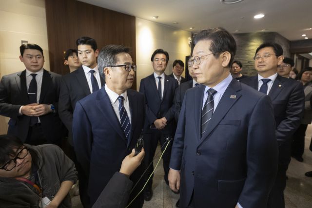 김동연 경기도지사와 더불어민주당 이재명 대표가 지난달 28일 만나 이야기를 하고 있다. 경기도 제공