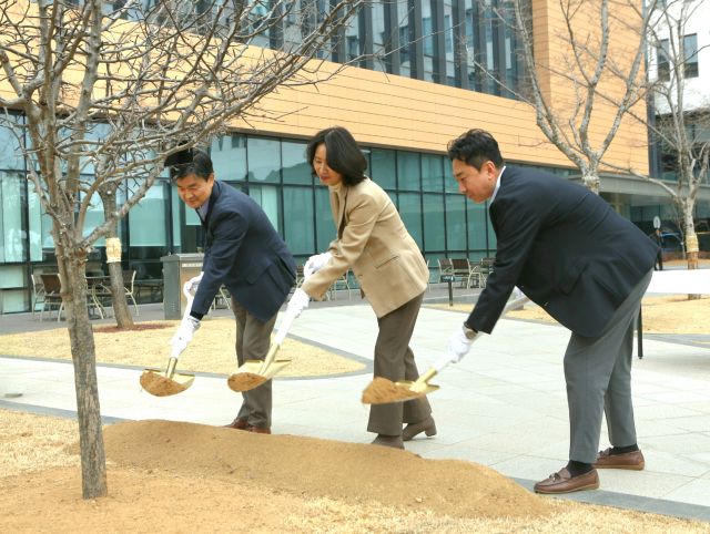 김경아 삼성바이오에피스 사장(가운데)이 창립 13주년을 맞아 기념 나무를 심고 있다. 삼성바이오에피스 제공