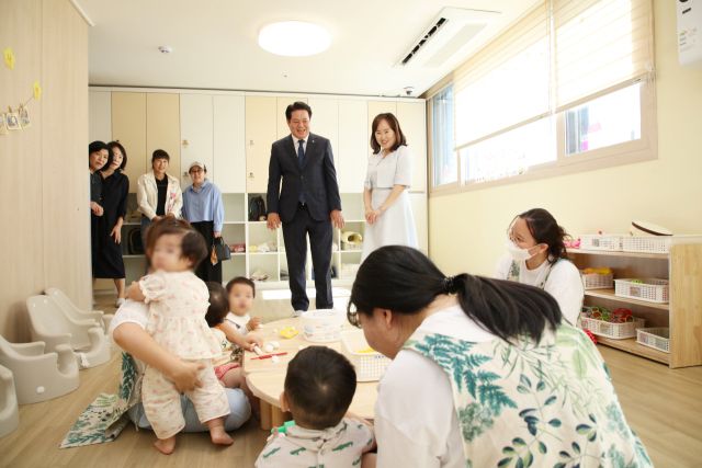 최대호 안양시장이 지난해 9월 신규 어린이집 개소식에서 시설을 둘러보고 있다. 안양시 제공.