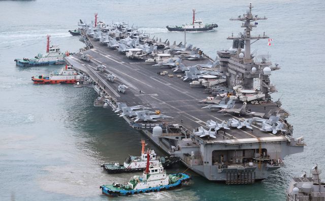 2일 오후 부산 해군작전기지에 미 해군 제1항모강습단 소속 항공모함인 칼빈슨함(CVN)이 입항하고 있다. 미국 항공모함의 입항은 작년 6월 루즈벨트함 이후 약 8개월 만이며, 지난 1월 20일 트럼프 행정부 출범 이후 처음이다. 연합뉴스
