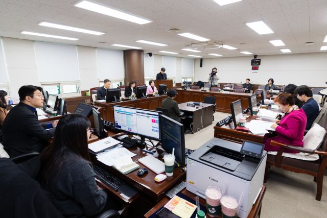 안산시의회 운영위가 초대 안산미래연구원장 후보자에 대한 인사청문회를 통해 ‘적합’하다고 판단하고 지역 발전에 기여해 줄 것을 당부했다. 시의회 제공