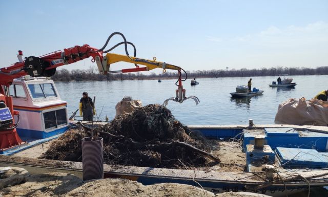 지난 27일 평택호 자율관리어업공동체 이종상 위원장과 어업인들이 봄맞이 환경 정화 활동을 실시 하고 있다. 평택시 제공