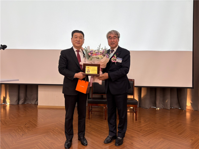 신임 윤석성 이사장(오른쪽)이 이임하는 이정석 전 이사장에게 공로패를 전달하고 있다. 김포산업단지관리공단 제공