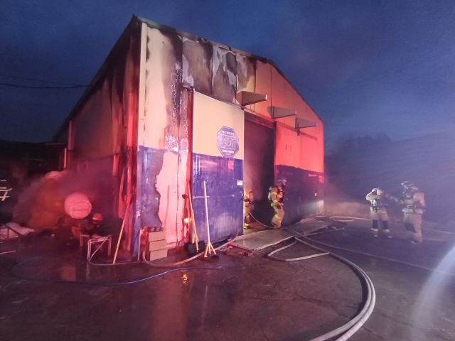 지난 2일 6시16분께 오산시 양산동의 한 가구공장에서도 화재가 발생해 소방대원들이 불을 끄고 있다. 경기도소방재난본부 제공