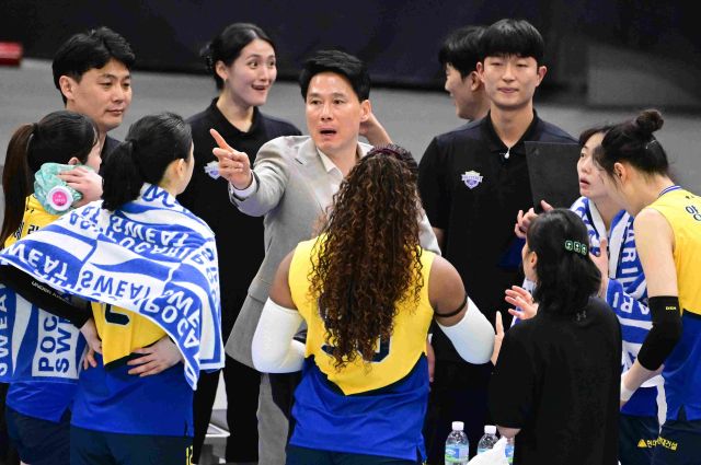 여자 프로배구 수원 현대건설의 부진이 길어지고 있어 포스트 시즌을 앞두고 전력 안정화가 시급한 실정이다. 지난 2일 서울 GS,칼텍스전에서 강성형 현대건설 감독이 선수들에게 작전을 지시하고 있다.KOVO 제공